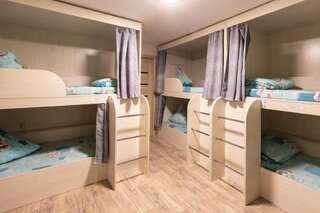 Хостел Хостел Атлас Владивосток Спальное место на двухъярусной кровати в общем номере для мужчин-1